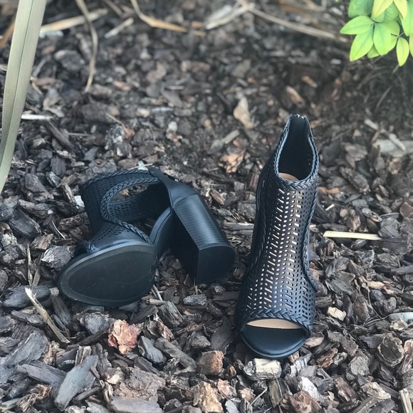 Black laser cutout booties w braided detail - Picture 5 of 7